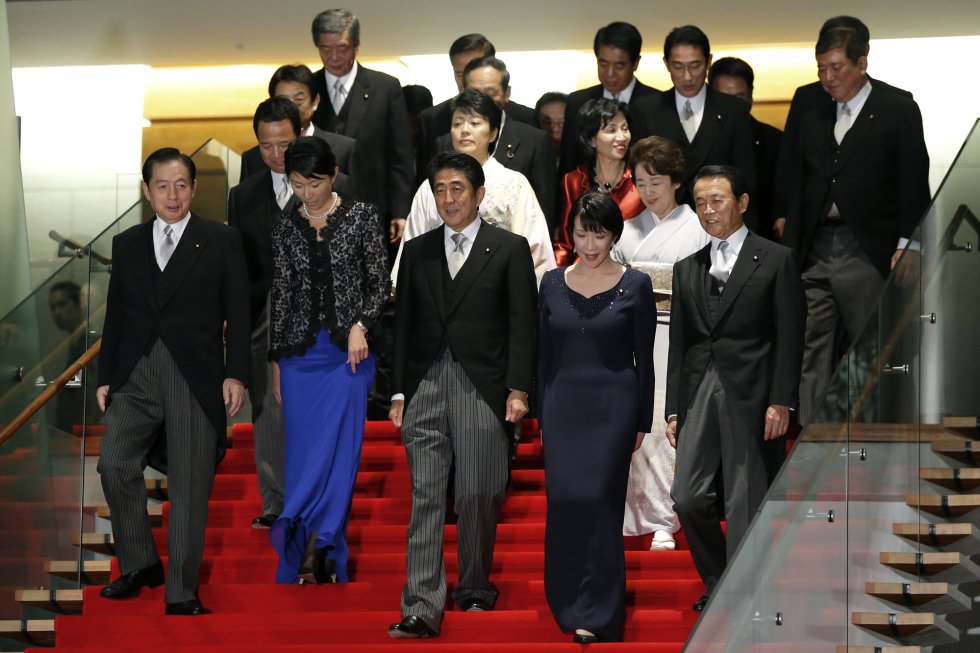 Shinzo Abe incluye a cinco mujeres en el nuevo Gobierno japonés 1409756700_795934_1409764465_noticia_grande