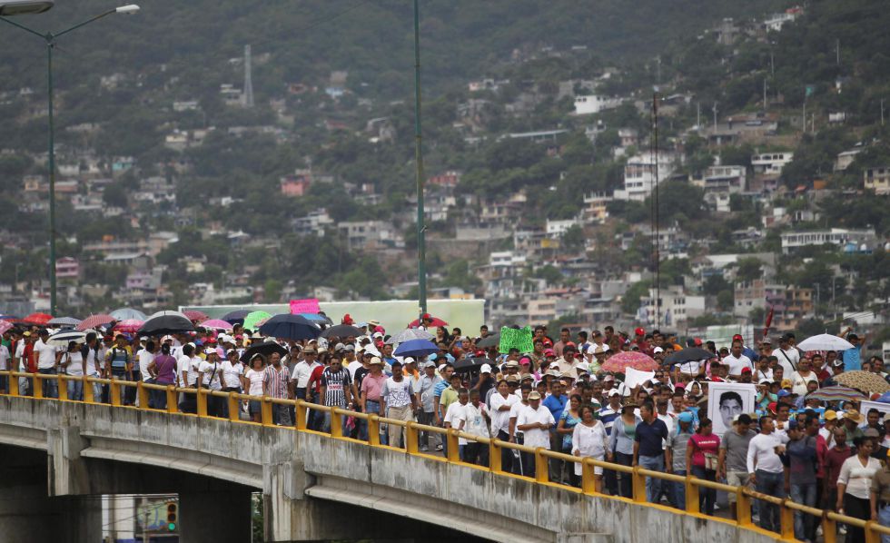 Una marea humana toma Acapulco por los 43 estudiantes desaparecidos GALERÍA FOTOGRAFICA 1413574366_293135_1413574622_album_normal