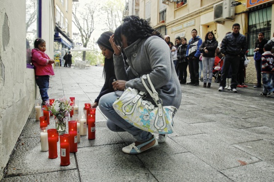 Un adolescente muere en Vallecas tiroteado por un grupo de encapuchados 1335562740_202791_1335638318_noticia_normal