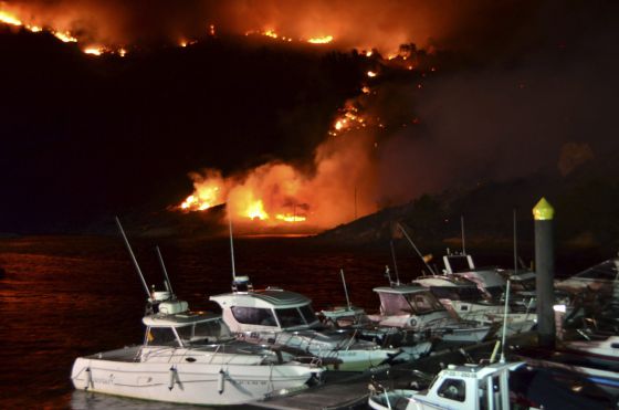 Controlado el incendio de O Pindo que acosaba desde ayer el paraje de O Ézaro 1379153754_691552_1379154042_noticia_normal