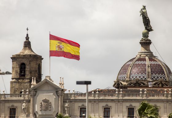 La rojigualda crece de tamaño en cuarteles y comisarías 1399833774_182987_1399833828_noticia_normal