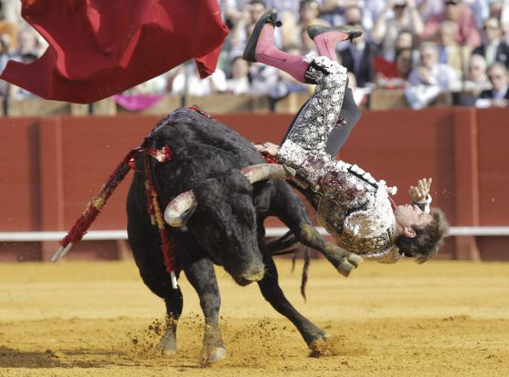 El Juli recibe una fuerte cornada en La Maestranza de Sevilla y le operan de urgencia  1366391280_078904_1366392090_noticia_normal