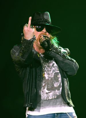 Roban a Axl Rose tres collares de oro y diamantes. 1338996310_333327_1339000135_noticia_normal