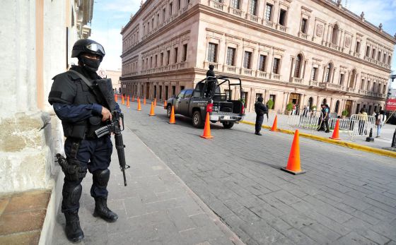 Un hombre que exigía ayuda para buscar un familiar disparó a 5 policias en el Palacio de Gobierno de 1368142205_843133_1368150031_noticia_normal