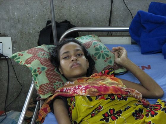 Bangladesh: Centenares de proletarias y proletarios mueren en fábricas textiles  - Página 2 1371225314_748245_1371230448_sumario_normal