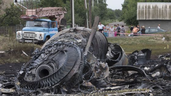 Un avión de Malaysia Airlines con 295 pasajeros es derribado en el este de Ucrania - Página 9 1417442584_504255_1417446005_noticia_normal