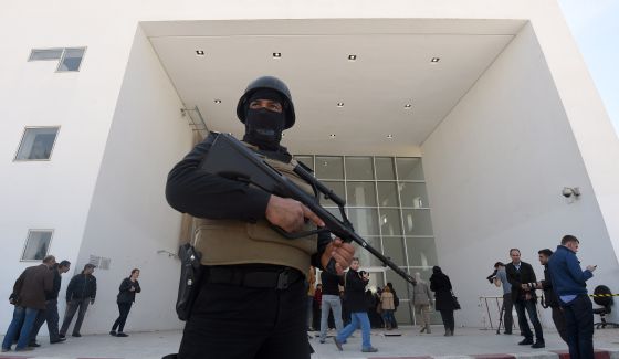 Atentado terrorista en Tunez 1426798054_949164_1426799849_noticia_normal