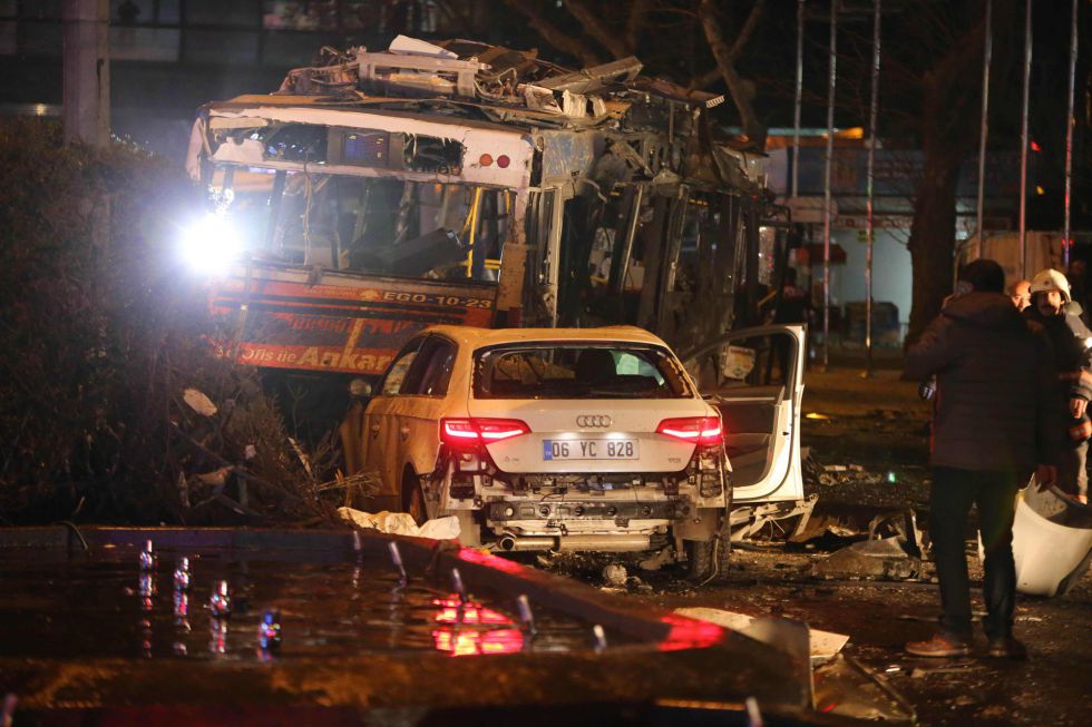 Al menos 27 muertos tras una fuerte explosión en el centro de Ankara (Hace una hora)  1457889360_807380_1457891600_noticia_normal