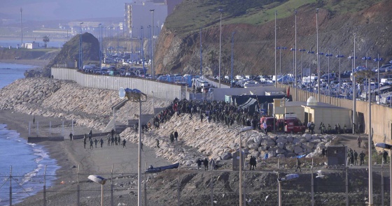 Una decena de inmigrantes muertos al tratar de pasar a nado a Ceuta 1391678431_535759_1391693550_noticia_normal