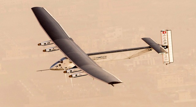 Solar Impulse: 26h en vuelo alimentado solo por sol - Página 2 1425897990_579048_1425899645_noticia_fotograma