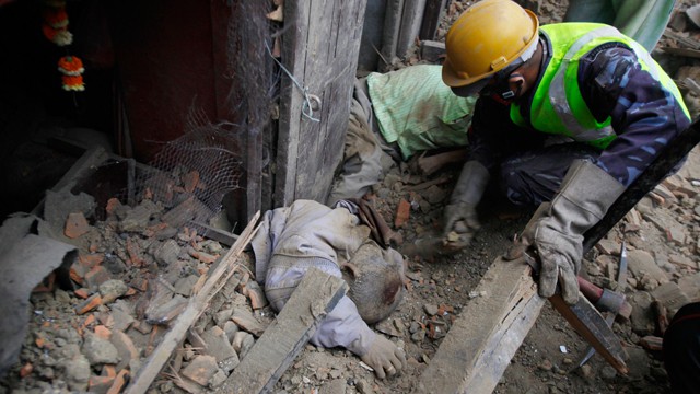 Un potente seísmo causa más de un millar de muertos en Nepal 1429950325_883537_1429971567_noticia_fotograma