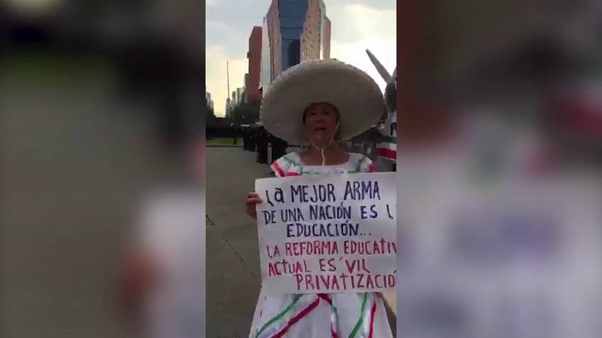 Un contingente de maestros de Chiapas, Oaxaca y Guerrero colapsan las principales vías de la capital 1466207062_427276_18598200_fotograma_2