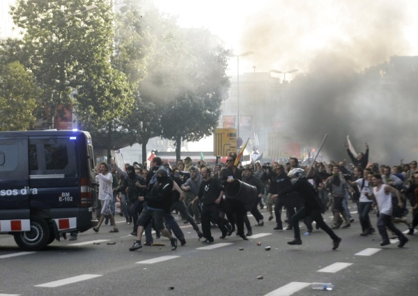 Galiza, hora zero Puig-uso-gases-lacrimogenos-enfrente-000-violentos_1_1162399