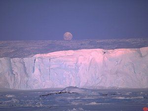 La farsa del calentamiento global Moonrise_over_a_glacier