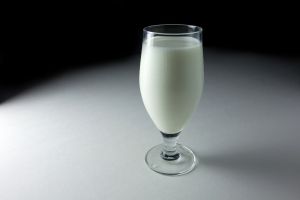 La leche de vaca y sus efectos en el organismo 1309069_glass_of_milk