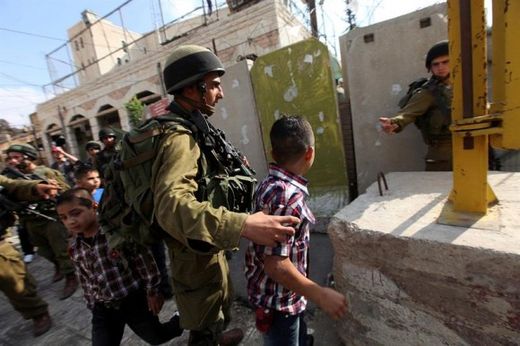 Infames imágenes: Soldados de Israel detienen a niños palestinos por jugar con armas de juguete    Israel_palestina_ninos3_580x38