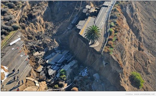 Se derrumba una carretera en Los Ángeles 32a92156_smush_se_abre_la_tier