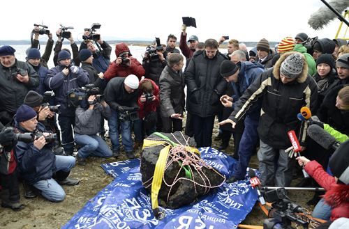 #Recuperan 600 kilos de meteorito#Tras la huella del meteorito de Cheliábinsk: ¿Se desprendió de un asteroide 'peligroso' Meteoro_rusia