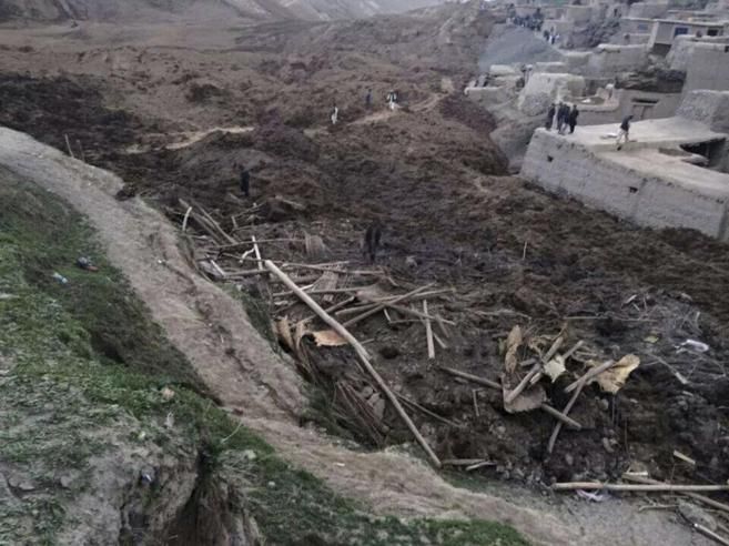 Confirman 2.100 muertes por el deslizamiento de tierra en Afganistán  13990525510505