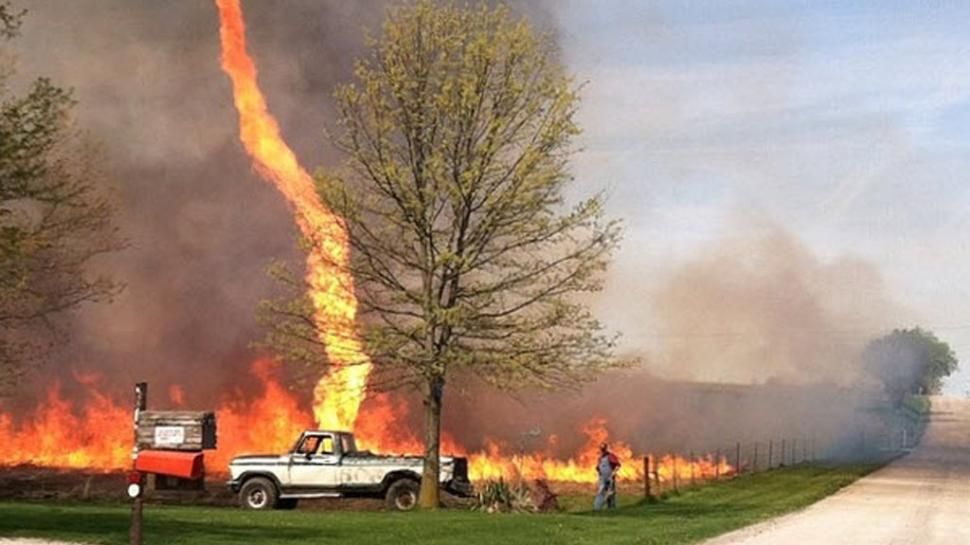 Impresionante foto de un tornado de fuego en EEUU Fuego_tor