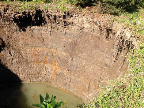 GRANDE AGUJEROS (CRATERS) SE ABREN INCEXPLICADAMENTE EN DIFERENTES PARTES DEL MUNDO - Página 38 Trikala_trypa_3