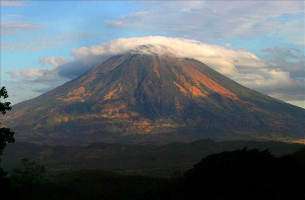 Reportan 6,600 sismos en volcanes fronterizos Ecuador-Colombia 140070826425