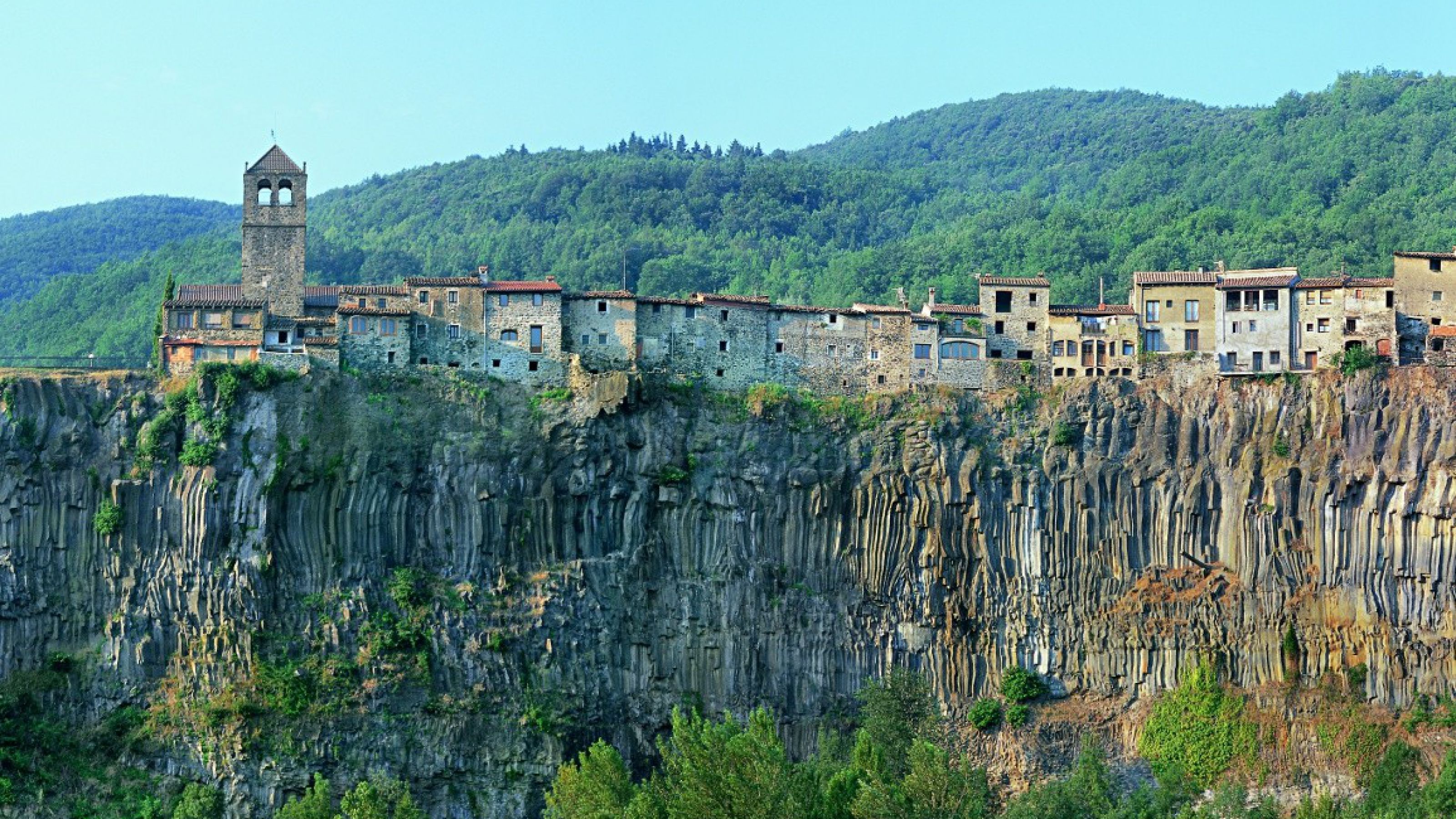 Curiosos pueblos de España situados en lugares sorprendentes Panoramica-cinglera-castellfollit_001