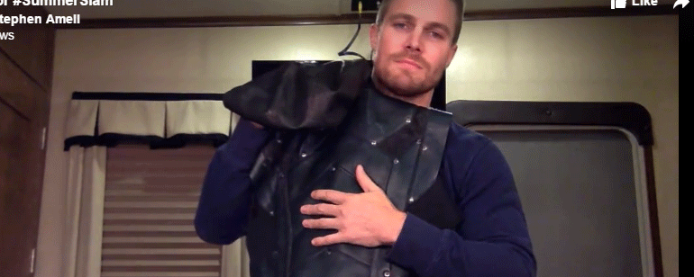 'Arrow': Stephen Amell ofrece un primer vistazo a su traje de 'Gren Arrow' para el combate de la WWE 405425