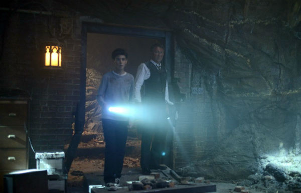 'Gotham': Bruce Wayne y Alfred entran en La Cueva en la nueva imagen de la segunda temporada 056027