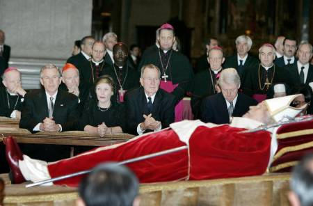 Satanisme au Vatican. Le pape: Jésus-Christ a "échoué.. Bush-pape