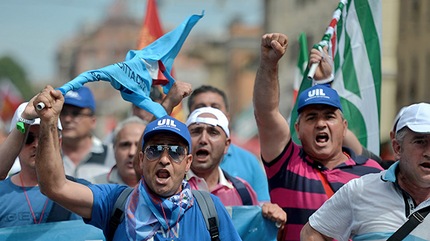 Unos 100.000 italianos protestan en Roma por el nivel histórico de desempleo 9c44f3b046860d58c473329f1201e0b7_article430bw