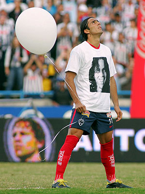 Funny, Interesting and Unedited Football Related Photographs M_denigris_aldo300x400