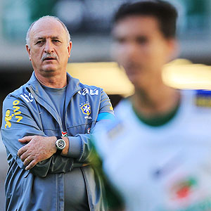 Scolari dice tener 25 nombres para elegir a los 23 jugadores para el Mundial E_scolari_300x300