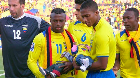 Antonio Valencia rinde homenaje a Benítez Chucho05_576