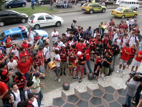Flamengo do inferno ao Céu - por Tatu 7762203.flamengo_torcida_protesto_ig_esporte_375_500