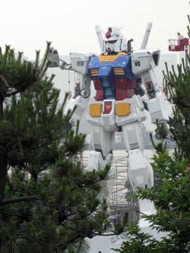 Un Gundam instalado en un gran parque japonés. 970076