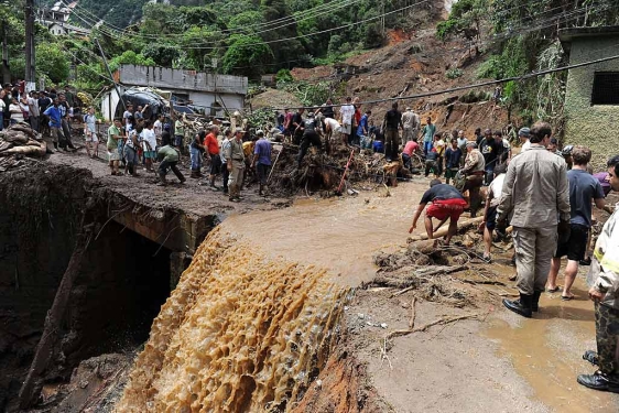Mas de   6 3 4     muertos por las fuertes lluvias que sacuden Brasil 1294857983_extras_albumes_0