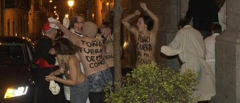 (((VIDEO))) FEMEN lanza bragas manchadas de sangre al cardenal Rouco Varela en Madrid 13914307034117