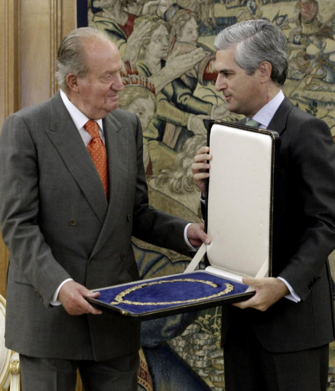 Suárez devuelve al Rey el Collar de la Orden del Toisón que impuso en 2008 a su padre 14025714945893