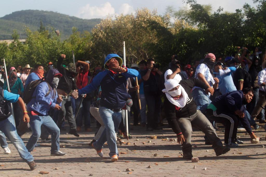 Decenas de maestros mexicanos atacan la residencia del gobernador de Guerrero 14146326157721