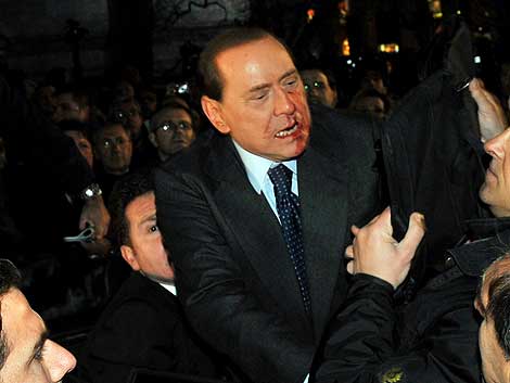 Berlusconi, hospitalizado tras ser agredido en un tenso mitin en Milán 1260727181_g_2