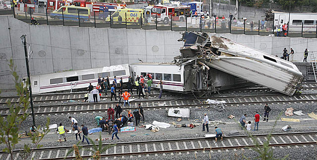 DESCARRILA TREN DE PASAJEROS EN S.DE COMPOSTELA 1374693824_2