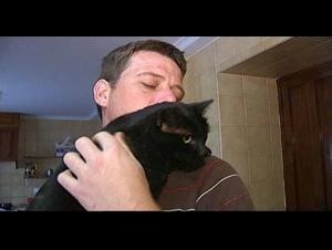 *(2010) Video: Un joven permanece tres días atrapado en un pozo por salvar la vida de su gata 1271234425_extras_video_0