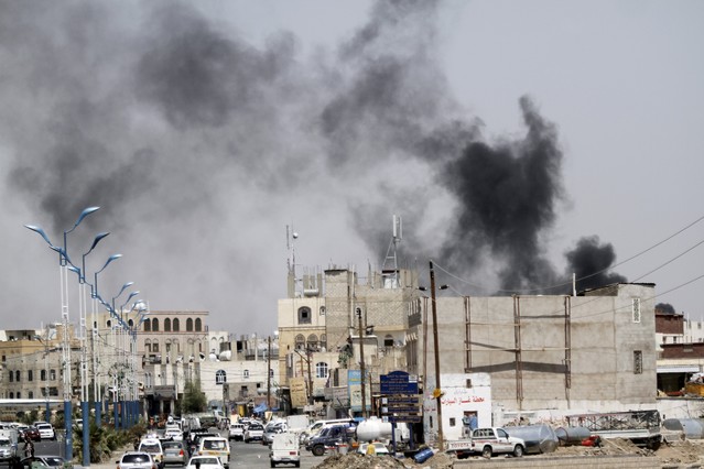 Seguimiento de conflicto en Yemen Smoke-rises-from-the-site-saudi-led-air-strike-yemens-capital-sanaa-1442834204351