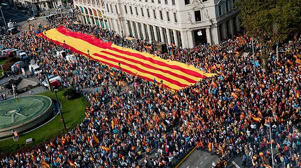 El 12-O supera la marca de asistentes del año pasado y llena la plaza de Cataluña 1381588214943