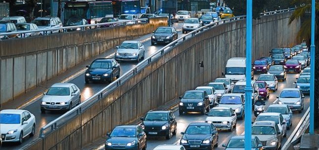 Cataluña hará pagar por los vehículos más contaminantes a partir del 2018 Trafico-intenso-acceso-ronda-dalt-barcelona-altura-del-vall-dhebron-noviembre-1358369580304