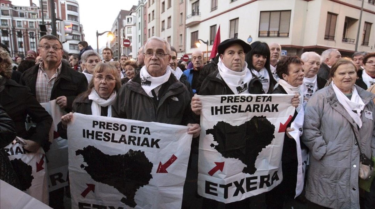 Euskal Herria: Una multitud exige "respeto a los derechos" de presos y exiliados. [vídeo] - Página 3 Manifestacion-favor-del-acercamiento-presos-euskadi-bilbao-noviembre-del-2014-1496042775565