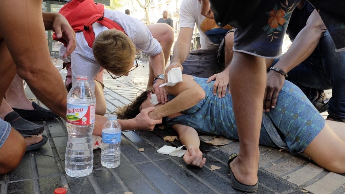 Atentado en Barcelona: Una furgoneta arrolla a varias personas en la Rambla y provoca decenas de heridos 1502985451896