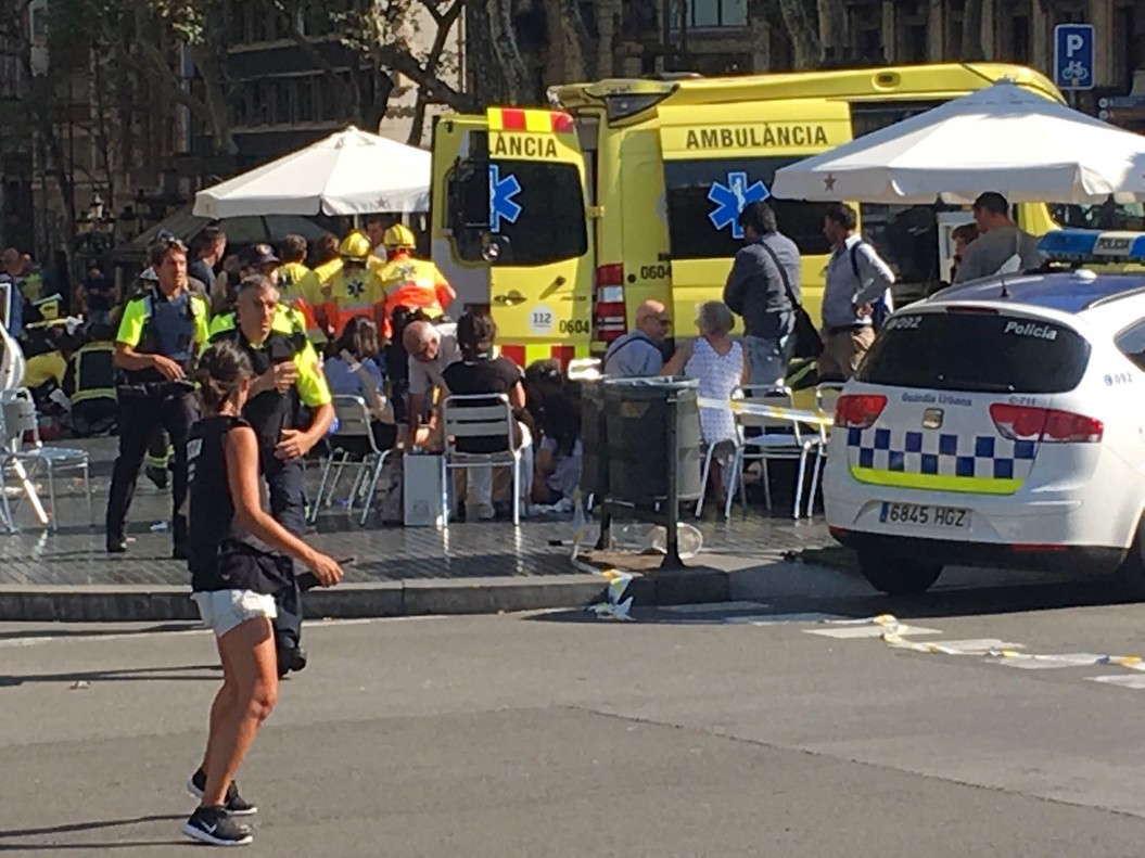 Atentado en Barcelona: Una furgoneta arrolla a varias personas en la Rambla y provoca decenas de heridos 1502983402808