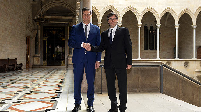 [EL PERIÓDICO] ‘’El diálogo avanza gracias al cambio en La Moncloa’’ Reunion-entre-pedro-sanchez-carles-puigdemont-palau-generalitat-1458046361728